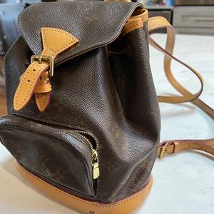 Louis Vuitton small back 100% authentic!